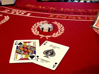 Un asso e un fante sul tavolo: blackjack