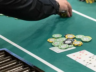 Le carte comuni del Texas hold'em sul tavolo
