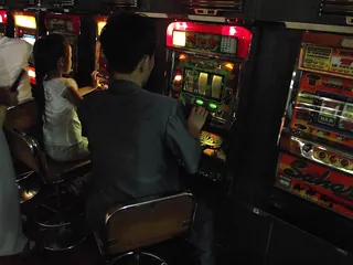 Giocatori seduti davanti alle slot